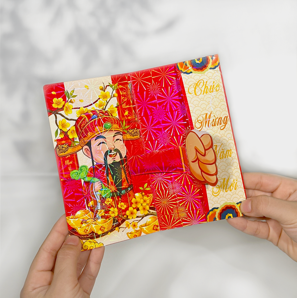Mẫu bao lì xì Thần Tài đỏ biểu trưng cho sự may mắn, tài lộc dồi dào trong năm mới.